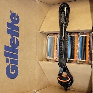 Gillette Fusion5 razor set containing one handle & four blade refill New in Box